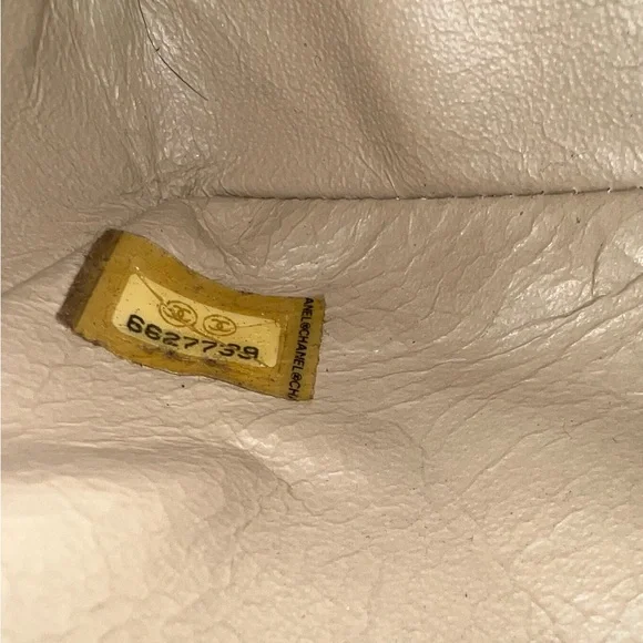 CHANEL Quilted Beige and Black Shoulder Bag - Picture 5 of 15